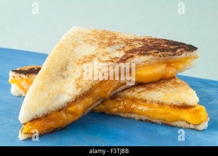 Grigliata tradizionale panino al formaggio, su un tavolo blu. Foto Stock