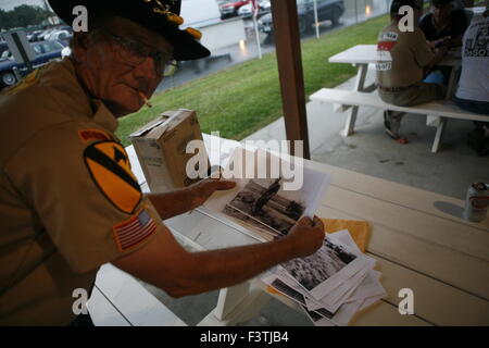 B Co. 1/7th Cavalry Reunion in Effingham, Illinois. 31 luglio-agosto 2, 2009. Billy Smith B Co. 1/7th Cavalry guarda le foto dalla guerra del Vietnam Foto Stock