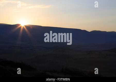 Kuray mountain range e la steppa all'alba. Foto Stock