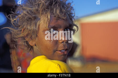 Un giovane bambino dal YUELAMU comunità aborigene che frequentano il monte ALLAN scuola nel Territorio del Nord, l'Australia. Foto Stock