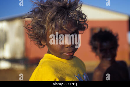 Un giovane bambino dal YUELAMU comunità aborigene che frequentano il monte ALLAN scuola nel Territorio del Nord, l'Australia. Foto Stock