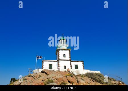 Un faro sulla scogliera di Capo Akrotiri Santorini Grecia Foto Stock