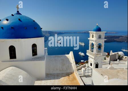 Una cupola blu chiesa in Imerovigli Santorini Grecia Foto Stock