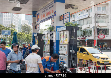 Coda per la benzina e il combustibile a benzina stazione di benzina in Ho Chi Minh (Saigon) , il Vietnam,l'Asia. Foto Stock