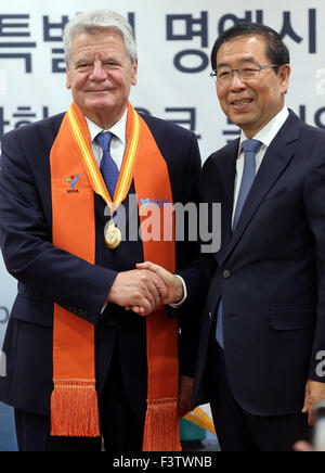 Seoul, Corea del Sud. Xiii oct, 2015. Sindaco di Seoul, Park ha vinto ben presto (r) awards Presidente tedesco Joachim Gauck la cittadinanza onoraria della città di Seoul, Corea del Sud, 13 ottobre 2015. Il Presidente tedesco è su un periodo di cinque giorni di visita in Corea del Sud e Mongolia. Foto: WOLFGANG KUMM/dpa/Alamy Live News Foto Stock