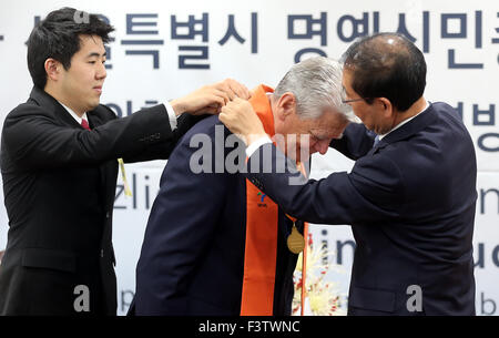 Seoul, Corea del Sud. Xiii oct, 2015. Sindaco di Seoul, Park ha vinto ben presto (r) awards Presidente tedesco Joachim Gauck la cittadinanza onoraria della città di Seoul, Corea del Sud, 13 ottobre 2015. Il Presidente tedesco è su un periodo di cinque giorni di visita in Corea del Sud e Mongolia. Foto: WOLFGANG KUMM/dpa/Alamy Live News Foto Stock