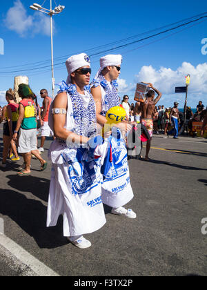 SALVADOR, Brasile - 5 febbraio 2013: Membri della Filhos de Gandhi (figli di Gandhi) gruppo religioso a piedi in corrispondenza di una parte di strada. Foto Stock