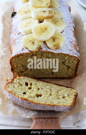 Fresca torta di banana sul bordo di taglio Foto Stock