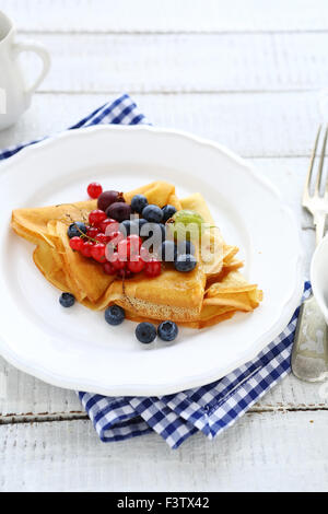 Frittelle con le bacche selvatiche, cibo Foto Stock