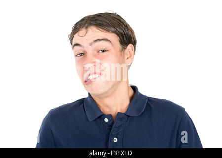 Adolescente nerd ragazzo che si affaccia isolata in bianco Foto Stock