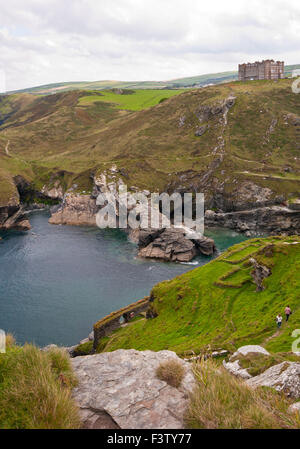 Il Cove a Tintagel Cornwall Inghilterra Con Camelot Hotel Castello a distanza Foto Stock