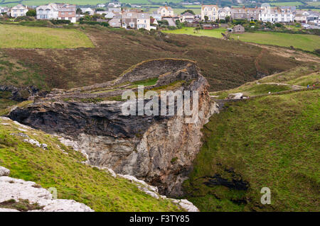 Le rovine del castello di Tintagel con il villaggio di distanza Cornwall Inghilterra REGNO UNITO Foto Stock
