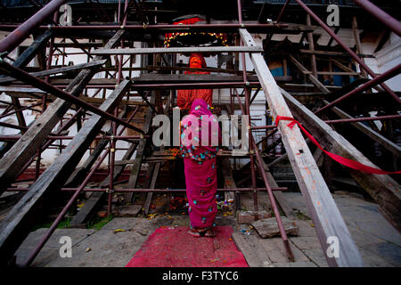 Kathmandu, Nepal. Xii oct, 2015. Una donna Nepalese offre preghiere su Ghatasthapana, il primo giorno del festival di Dashain, a Kathmandu, Nepal, Ottobre 12, 2015. Dashain è un 10-giorno grand festival dei nepalesi persone indù. © Pratap Thapa/Xinhua/Alamy Live News Foto Stock