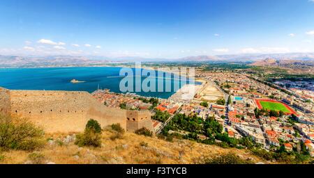 Una veduta aerea della città bellissima Nafplio, in Grecia. La prima capitale della Grecia. Foto Stock