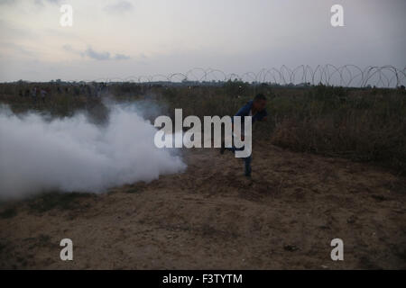 La città di Gaza, Striscia di Gaza, Territori palestinesi. Xii oct, 2015. Dimostranti palestinesi raccogliere dopo lo strappo verso il basso un tratto di una recinzione di confine tra Israele e la striscia di Gaza durante gli scontri con forze di sicurezza israeliane il 12 ottobre 2015, a est di Bureij nel centro della Striscia di Gaza. Ministro degli esteri palestinese di Riad al-Malki ha accusato Israele di cercare di scintilla ''una terza Intifada'', come la violenza ancora svasata a Gerusalemme, la Cisgiordania e la striscia di Gaza Credito: Yasser Qudih APA/images/ZUMA filo/Alamy Live News Foto Stock