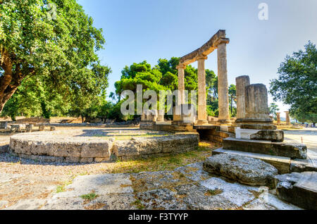 Rovine dell'antico sito di Olympia, specificamente il Philippeion nell'Altis di Olympia, che era un tensioattivo ionico memorial circolare Foto Stock