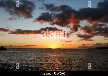 Honolulu, Hawaii. 1 Ott 2015. Ampio angolo di vista del bel pomeriggio nuvole sopra l'oceano visto dall'Ala Moana Beach Park. Foto Stock