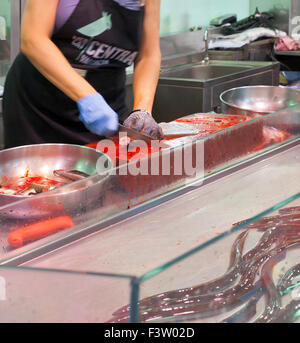 Tritare pescivendolo live anguille, sul mercato spagnolo, Mercado Central Valencia. Foto Stock