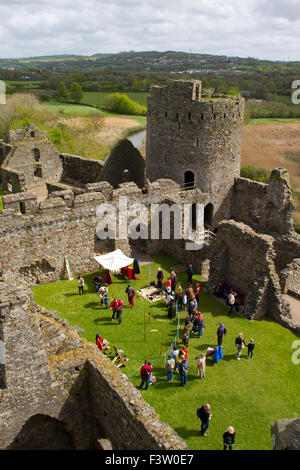 Dimostrazione di tiro con l'arco che si svolgono in Kidwelly Castle, Carmarthenshire, Galles. Maggio. Foto Stock