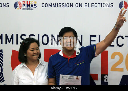 Manila, Filippine. Xiii oct, 2015. Il Senatore filippino Ferdinand Marcos Jr. (R) fa un gesto di vittoria come egli è accompagnato da sua moglie Louise dopo il deposito del suo certificato di candidatura per il vice presidente della Commissione sulle elezioni edificio a Manila nelle Filippine, 13 ottobre, 2015. Nel prossimo anno di elezioni nazionali, alcuni 18.000 posti sono in gioco, ivi compresi i senatori, rappresentanti del Congresso e i funzionari locali. Credito: Rouelle Umali/Xinhua/Alamy Live News Foto Stock