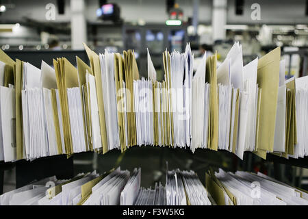 Le lettere vengono ordinati in un Royal Mail ufficio di smistamento nel nord di Londra. Foto Stock