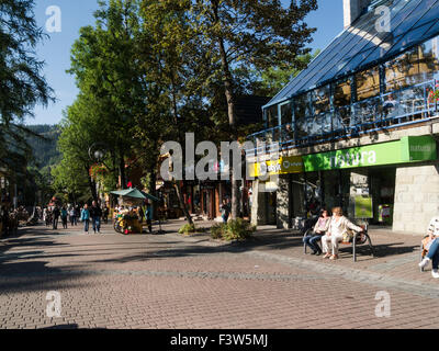 Visualizza in basso occupato Krupowki Street ZAKOPANE Poland soleggiata giornata autunnale in località del sud della Polonia alla base dei Monti Tatra popolare destinazione turistica Foto Stock