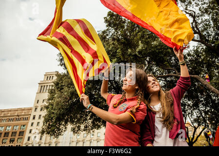 Barcellona, Spagna. Xii oct, 2015. Varie decine di migliaia di Catalani hanno marciato sul Hispanity giorno per l'unità della Spagna e contro un indipendente fittizio della Catalogna. Catalani affermando di essere spagnoli si radunano intorno al posto della Catalogna a Barcellona per celebrare la Giornata Nazionale. Credito: matthi/Alamy Live News Foto Stock