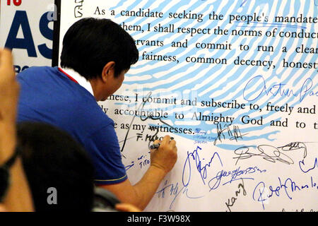 Filippine. Xiii oct, 2015. Il Sen. Ferdinando 'Bongbong' Marcos Jr. (figlio dell ex presidente Ferdinando Marcos) firmato all'integrità pegno parete in sede di commissione sulle elezioni durante il suo riempimento al suo certificato di candidatura (COC) in Intramuros Manila città come Vice Presidente delle Filippine per il 2016 elezione nazionale. © Gregorio B. Dantes Jr./Pacific Press/Alamy Live News Foto Stock