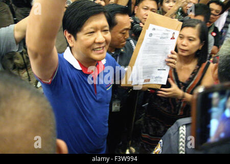 Filippine. Xiii oct, 2015. Il Sen. Ferdinando 'Bongbong' Marcos Jr. (figlio dell ex presidente Ferdinando Marcos) arrivano in sede di commissione sulle elezioni a file il suo certificato di candidatura (COC) in Intramuros Manila città come Vice Presidente delle Filippine per il 2016 elezione nazionale. © Gregorio B. Dantes Jr./Pacific Press/Alamy Live News Foto Stock