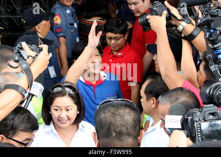 Filippine. Xiii oct, 2015. Il Sen. Ferdinando 'Bongbong' Marcos Jr. (figlio dell ex presidente Ferdinando Marcos) mentre vive il capo ufficio della Commissione sulle elezioni dopo il riempimento del suo certificato di candidatura (COC) in Intramuros Manila città come Vice Presidente delle Filippine per il 2016 elezione nazionale. © Gregorio B. Dantes Jr./Pacific Press/Alamy Live News Foto Stock