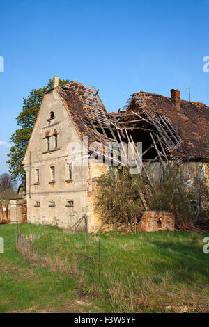 Il crollo del tetto di una casa vuota Foto Stock