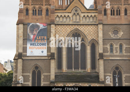 La Cattedrale di St Paul su Flinders Street, Melbourne con un cartello che diceva, "Let's pienamente accogliere i rifugiati". Foto Stock