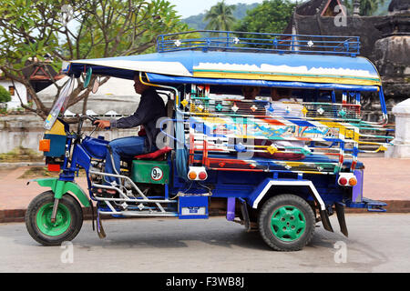 A tre ruote Tuk Tuk taxi a Luang Prabang, Laos Foto Stock