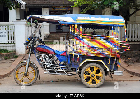 A tre ruote Tuk Tuk taxi a Luang Prabang, Laos Foto Stock