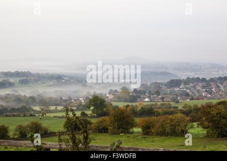 Una nebbiosa mattina autunnale sulla periferia di Huddersfield West Yorkshire Foto Stock