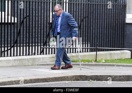 Westminster London,UK. 13 ottobre 2015. Robert Halfon MP, ministro senza portafoglio arriva a Downing settimanale per la riunione di gabinetto Credito: amer ghazzal/Alamy Live News Foto Stock