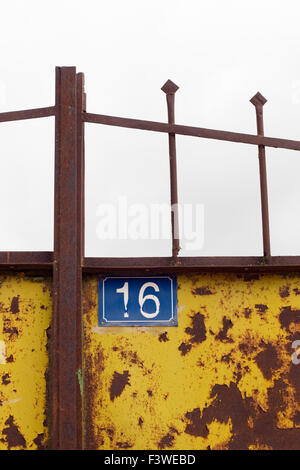 La porta di metallo con numero sedici su di esso Foto Stock