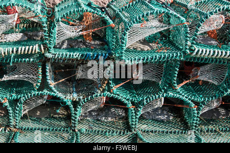 Immagine astratta di aragosta pentole impilate contro una parete al sole a Ullapool Harbour Highlands scozzesi Foto Stock