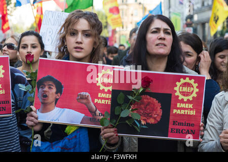 Londra, Regno Unito. 11/10/2015. I manifestanti da Emek Partisi tenere le foto delle persone uccise in Ankara. Parecchie migliaia di curdi e turchi hanno marciato da Downing Street per la BBC ha sede a Langham Place, per protestare contro le bombe di Ankara che ha provocato la morte di molte persone per partecipare a una dimostrazione di pace. Foto Stock