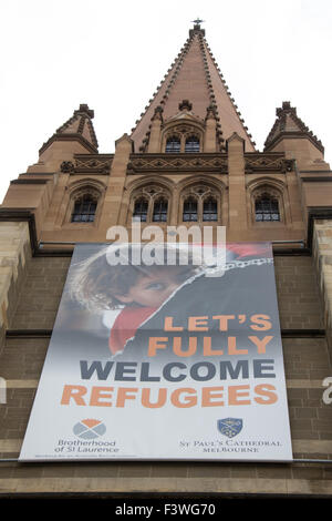 La Cattedrale di St Paul su Flinders Street, Melbourne con un cartello che diceva, "Let's pienamente accogliere i rifugiati". Foto Stock