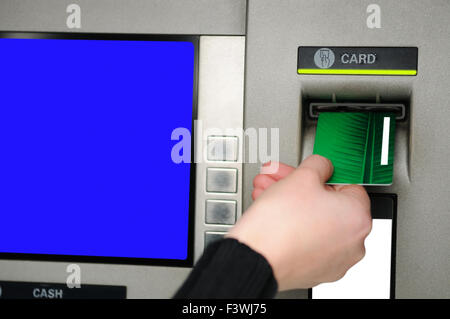 Inserire la scheda di plastica visa in ATM Foto Stock