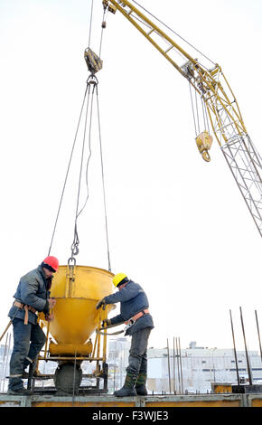 Costruzione di lavoratori la colata di cemento in forma Foto Stock