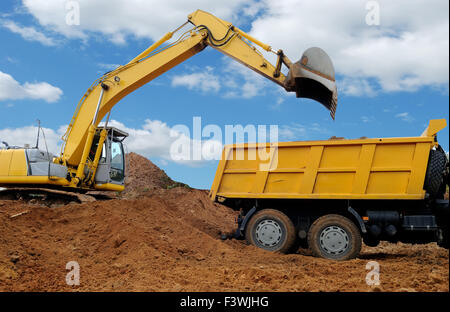 Caricamento escavatore dumper Foto Stock