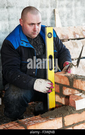 Costruzione mason lavoratore muratore Foto Stock