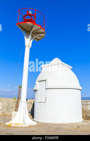 Ajaccio marina molo di ingresso con il rosso e bianco torri faro, Corsica, Francia Foto Stock