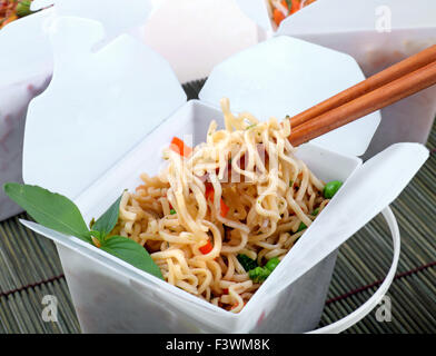 Estrarre le tagliatelle cinesi Foto Stock