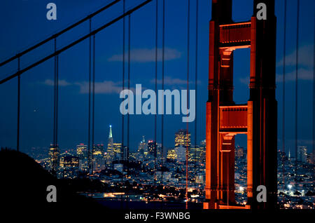 Vista dettagliata del Golden Gate Bridge di notte Foto Stock