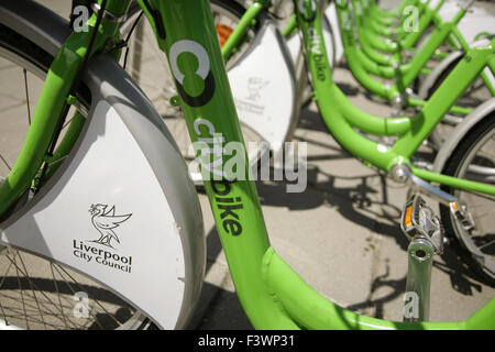 Fila di City Bike - biciclette a disposizione per un uso a breve termine da membri del pubblico - Liverpool, UK. Foto Stock