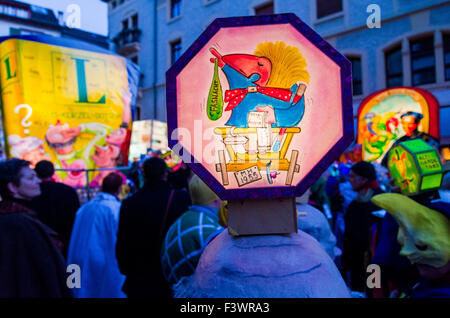 Il morgenstraich è l inizio della basler fasnet, dalle 4 di mattina centinaia di colorate laterns si illuminano e trasportati attraverso la strada Foto Stock