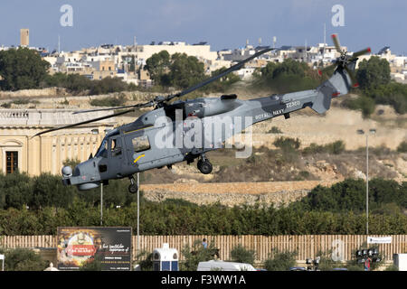 Royal Navy Agusta Westland AW-159 Wildcat HMA2 solleva dal grembiule 4. Foto Stock